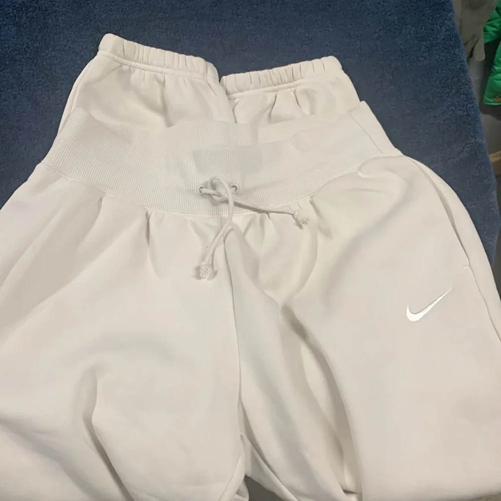 Nike - Picture 4 of 5